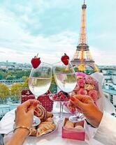 Без бренда «Свидание на фоне Эйфелевой башки» в Калининграде