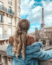 Светловолосая девушка в Париже