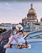 Девушка в шляпе на крыше дома